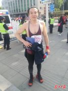 健身帅哥猛出汗，汉服美女发不乱
