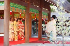 在东京浅草寺仍有人前来拍照 即便如此