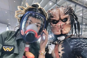 cosplay�����ϱ������Ů����һ��ȥ��չ��