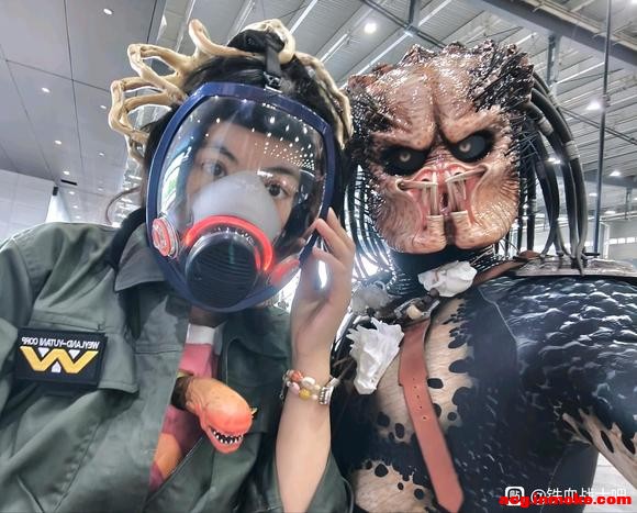 cosplay�����ϱ������Ů����һ��ȥ��չ��