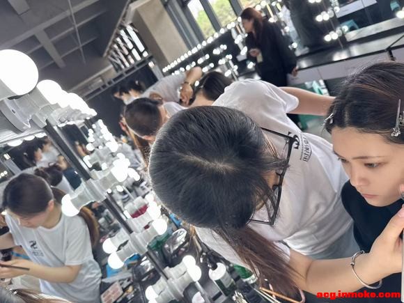 �й�ĵ���Ļ��� ����ʱװ�� ����ʱ����Ӱְҵ��ѵѧУ-2.jpg