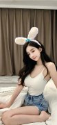 男人的手伸到女人的��里